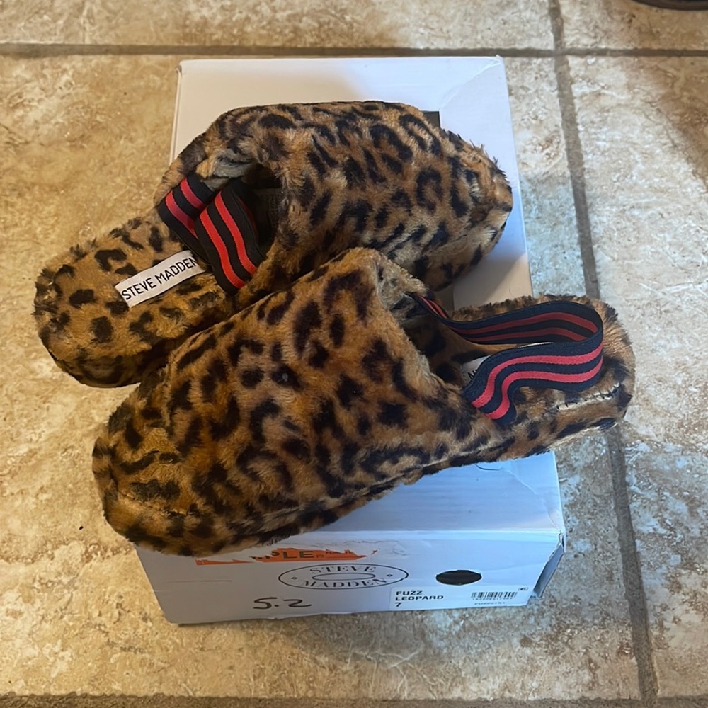 Steve Madden Fuzz Leopard Slipper, W7